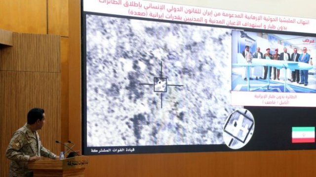 <p>
	Саудитски правителствен говорител показва сателитни кадри от атаката на пресконференция.<em> Снимка: Ройтерс</em></p>
