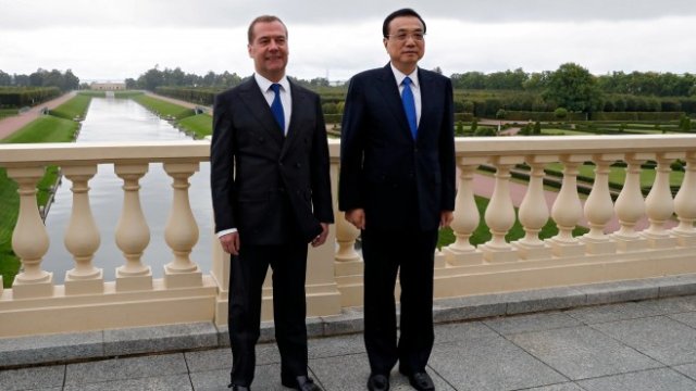 <p>
	Премиерите на Русия и Китай Дмитрий Медведев (вляво) и Ли Къцян (вдясно)<em>. Снимка: Ройтерс</em></p>
