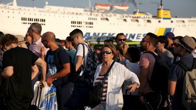 <p>
	Туристи на пристанището в Пирея. <em>Снимка: Ройтерс</em></p>
