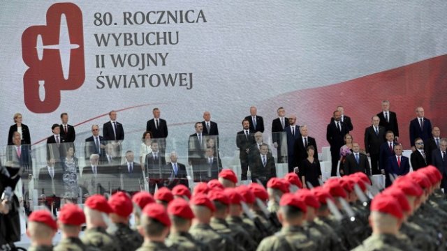 <p>
	Церемония по повод отбелязване на 80 години от началото на Втората световна война. <em>Снимка: Ройтерс</em></p>
