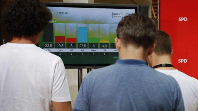 <p>
	Журналисти проследяват обявяването на резултатите в щаба на&nbsp;SPD в Берлин. <em>Снимка: Ройтерс</em></p>
