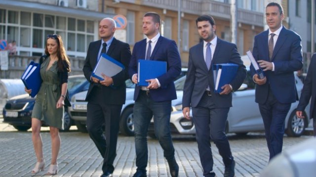 <p>
	Представители на ГЕРБ внасят документи и подписи за участието в местните избори.<em>&nbsp;Снимка: Димитър Кьосемарлиев, Investor Media Group</em></p>
