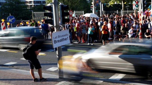 <p>
	Еко активисти протестират в Брюксел срещу замърсяването на въздуха. <em>Снимка: Ройтерс</em></p>
