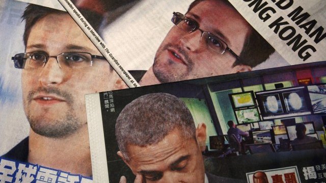 <p>
	За няколко дни&nbsp;Едуард Сноудън се превърна в медиен герой. <em>Снимка: Ройтерс</em></p>
