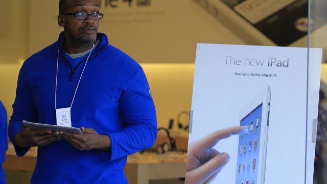 <p>
	Новият iPad ще бъде пуснат в продажба утре в девет държави. Снимка: Ройтерс</p>
