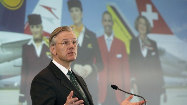 <p>
	Кристоф Франц по време на обявяването на годишните финансови резултати. Снимка: Ройтерс</p>
