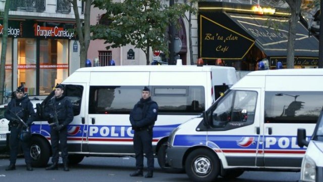 <p>
	Полицията блокира улицата пред концертната зала &quot;Батаклан&quot;, в която се състоя единият от атентатите в Париж.<em> Снимка: Ройтерс</em></p>

