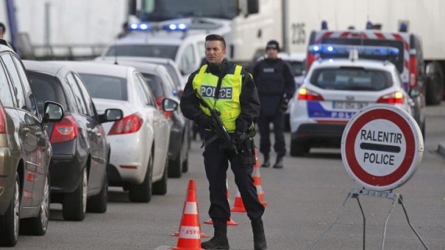 <p>
	Франция незабавно организира пунктове за проверки по границите, за да се справи с вълната от тероризъм. <em>Снимка: Ройтерс</em></p>
