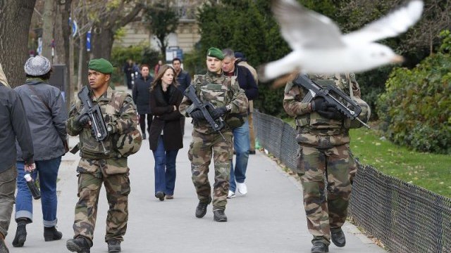 <p>
	Войници от френската армия патрулират в района на Айфеловата кула в Париж. <em>Снимка: Ройтерс</em></p>
