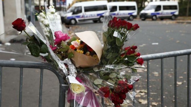 <p>
	Парижани оставят цветя в памет на жертвите в близост до местата, където бяха осъществени атаките. <em>Снимка: Ройтерс</em></p>

