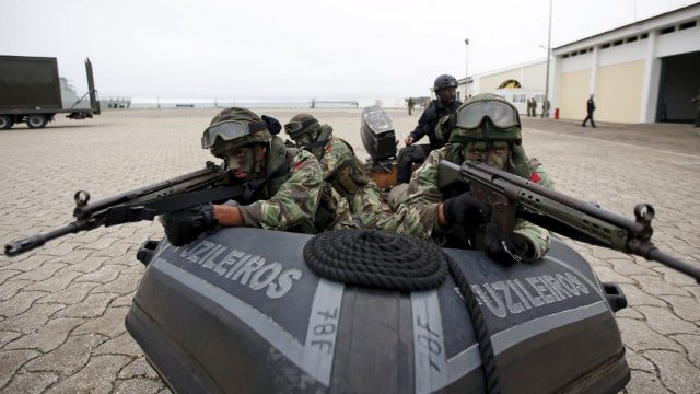 <p>
	Войници на НАТО тренират в лагер до Сетабул, Португалия. <em>Снимка: Ройтерс</em></p>
