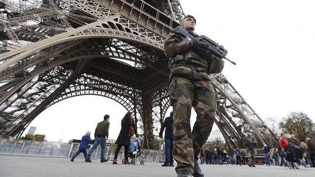 <p>
	Военен патрул край Айфеловата кула в Париж ден след атентатите. <em>Снимка: Ройтерс</em></p>
