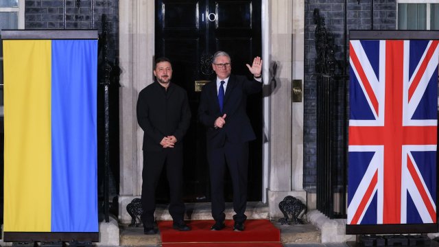 Президентът на Украйна Володимир Зеленски (вляво) и премиерът на Великобритания Киър Стармър (вдясно) на среща на Даунинг стрийт 10. Снимка: Bloomberg