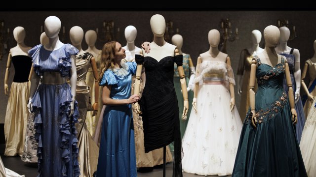 Реплика на роклята от продукцията на сериала The Crown. Снимка: EPA/TOLGA AKMEN