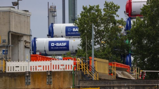 <p>
	<em>Ж</em>елезопътни цистерни в химическия завод на BASF до река Рейн в Лудвигсхафен, Германия.&nbsp;<em>Снимка: Alex Kraus/Bloomberg</em><br />
	&nbsp;</p>
