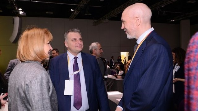 <p>
	Еспен Хейг, президент на Европейската асоциация за батерии, хибриди и електромобили с горивни клетки (AVERE) (вдясно), евродепутатът Петър Курумбашев и столичният кмет Йорданка Фандъкова. <em>Снимка: Столична община</em></p>
