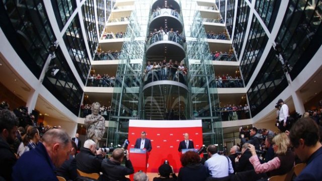 <p>
	<em>Обявяването на резултатите от гласуването за коалиция. Снимка: Ройтерс</em></p>
