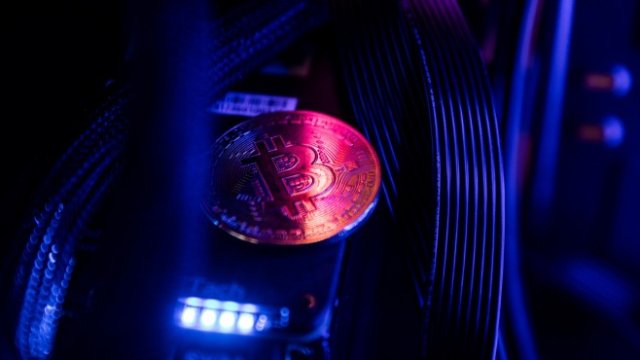 Миньорите на биткойн са в търсене на достъпна енергия извън Китай