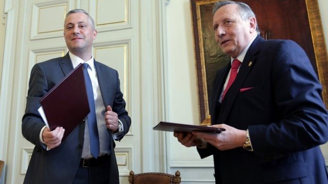 <p>
	Председателят на БАН акад.&nbsp;Стефан Воденичаров и министърът на икономиката Божидар Лукарски&nbsp;подписаха споразумение за сътрудничество между двете&nbsp;институции. <em>Снимка: БТА</em></p>
