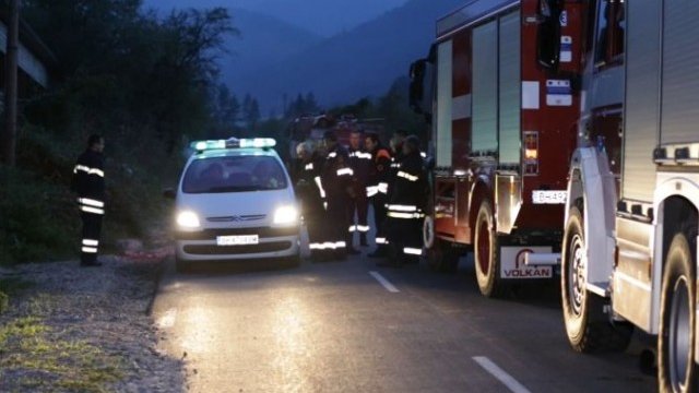 <p>
	Районът около фабриката е отцепен от съображения за сигурност, екипи на пожарната и медицински екипи чакат разрешение, за да влязат в предприятието. <em>Снимка: БТА</em></p>
