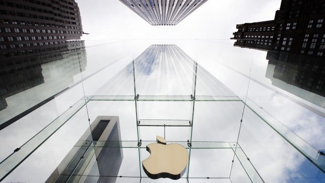 <p>
	Акцията на Apple има тегло от 3,5 на сто от S&amp;P 500. <em>Снимка: Ройтерс</em></p>
