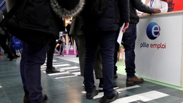 <p>
	Опашка пред щанда на Pole Emploi (Националната агенция по заетостта) в рамките на изложение за младите предприемачи в Париж, Франция, 7 февруари 2018. <em>Снимка: Ройтерс</em></p>
