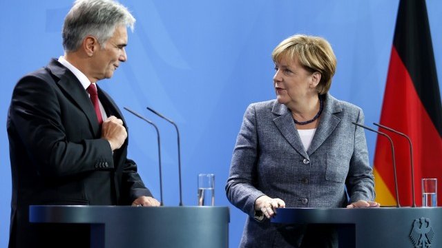 <p>
	Файман (вляво) и Ангела Меркел (вдясно). <em>Снимка: Ройтерс</em></p>
