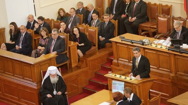 <p>
	Росен Плевнелиев към депутатите след откриването на първото заседание на 43-то Народно събрание. <em>Снимка: БТА</em></p>
