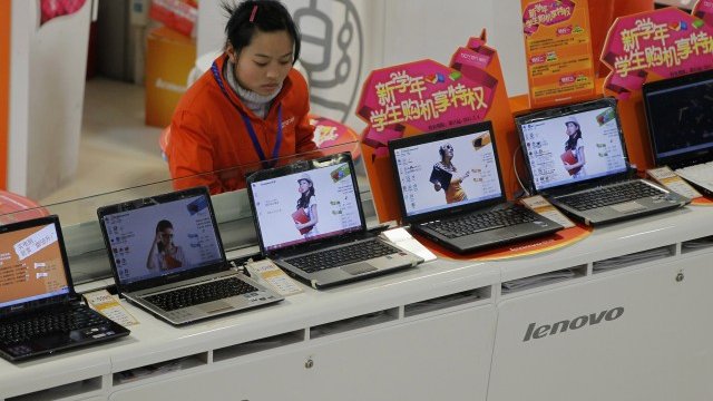 <p>
	Магазин на компанията в Шанхай. <em>Снимка: Архив Ройтерс</em></p>
