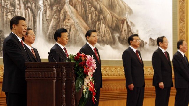 <p>
	Новият генерален секретар на Централния комитет (най-вляво) и членовете на Постоянния комитет на Политбюро в Китай. <em>Снимка: Ройтерс</em></p>
