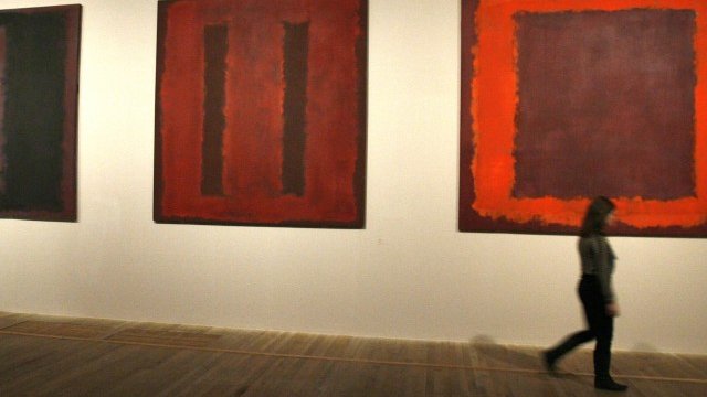 <p>
	Картини на Марк Ротко, изложени в Лондон.<em> Снимка: Ройтерс</em></p>
