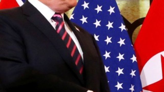 <p>
	Американският президент Доналд Тръмп (вляво) и севернокорейският лидер Ким Чен-ун (вдясно) по време на срещата им в Ханой в края на февруари.&nbsp;<em>Снимка: Ройтерс</em></p>
