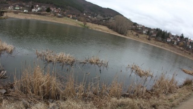 <p>
	Язовирът в софийското&nbsp;село Мърчаево, март 2018 г.&nbsp;<em>Снимка: Олег Попов, Investor Media Group</em></p>
