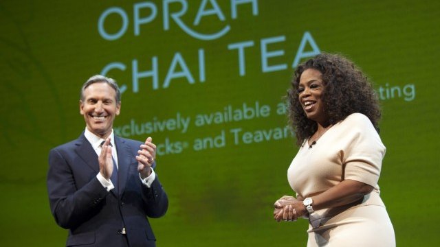 <p>
	Главният изпълнителен директор Хауърд Шулц представя новия Teavana Oprah Chai Tea заедно с Опра Уинфри по време на годишното Общо събрание в Сиатъл. <em>Снимка: Ройтерс</em></p>
