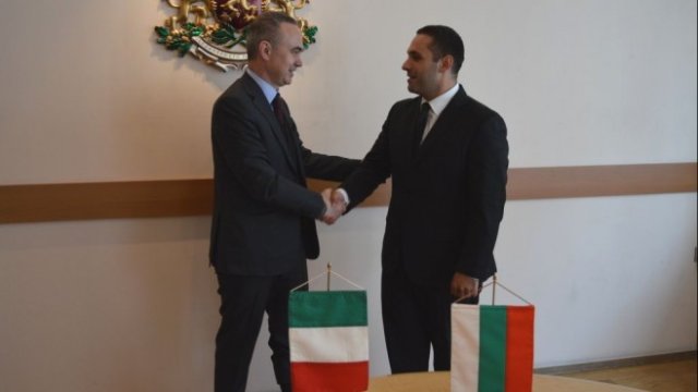 <p>
	<em>Стефано Балди (вляво) и Емил Караниколов (вдясно).</em>&nbsp;<em>Снимка: Министерство на икономиката</em></p>
