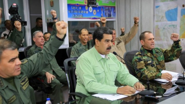 <p>
	Мадуро по време на заседание на военните. <em>Снимка: Ройтерс</em></p>
