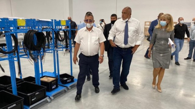 <p>
	Борисов в германския завод. <em>Снимка: МС</em></p>
