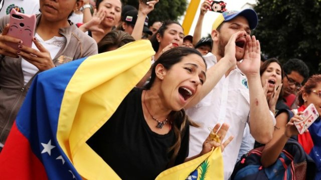 <p>
	Венецуелци, живеещи в Перу, протестират срещу втория мандат на президента Мадуро. <em>Снимка: Ройтерс</em></p>
