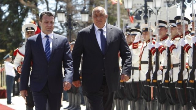 <p>
	Премиерът Бойко Борисов бе посрещнат в Скопие от македонския си колега Зоран Заев. <em>Снимка: Олег Попов, Investor Media Group </em></p>
