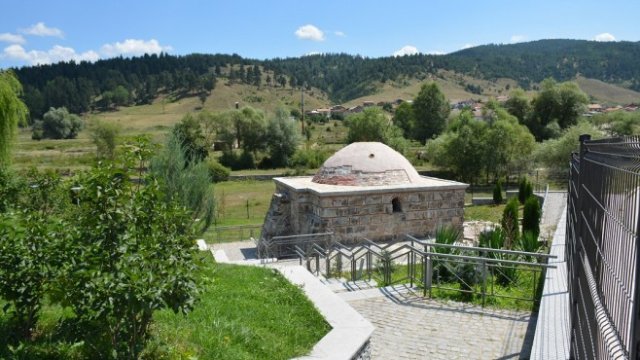 <p>
	Разложкото село Баня, разположено между Рила, Пирин и Родопите. <em>Снимка: БТА</em></p>
