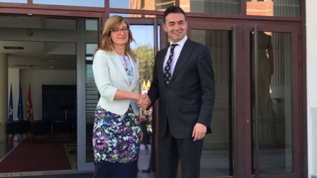 <p>
	Екатерина Захариева се срещна вчера с министъра на външните работи на Република Македония Никола Димитров. <em>Снимка: БТА</em></p>
