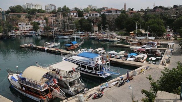 <p>
	Туристически лодки в Анталия. <em>Снимка: Архив Ройтерс</em></p>
