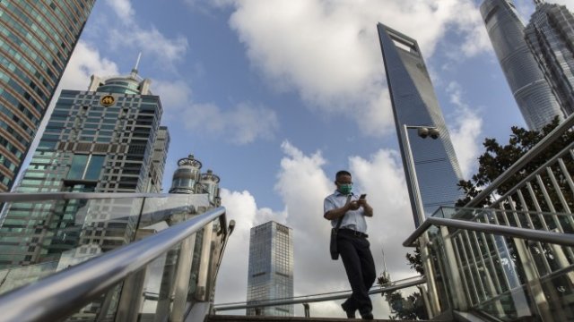 <p>
	Финансовият квартал в Шанхай. <em>Снимка: Qilai Shen/Bloomberg</em></p>
