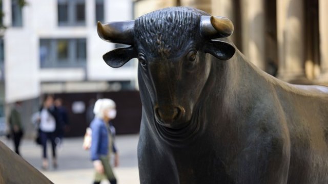 <p>
	Бикът пред борсата във Франкфурт. <em>Снимка:&nbsp;Alex Kraus/Bloomberg</em></p>
