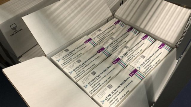 <p>
	Флакони с ваксината на британския производител. <em>Снимка: Министерство на здравеопазването&nbsp;</em></p>
