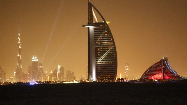 <p>
	Властите в Дубай продължават с опитите да охладят пазара. Снимка: Ройтерс</p>
