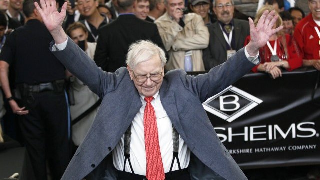 <p style="text-align: justify;">
	Определено има защо милиардерът Уорън Бъфет да се радва на своите инвестиции. <em>Снимка: Ройтерс</em></p>
