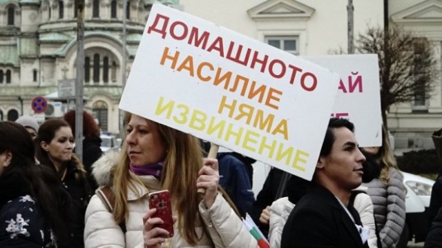 <p>
	<strong><span lang="bg-BG"><span style="font-weight: normal;">Протестът в подкрепа на Истанбулската конвенция м</span></span></strong><strong><span style="font-weight: normal;">иналата седмица в София.&nbsp;</span></strong><em><span lang="bg-BG">Снимка: Олег Попов, Investor Media Gruop</span></em></p>
