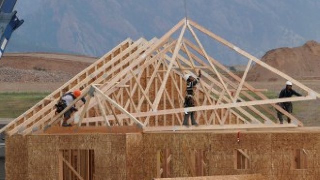 <p>
	Строителни работници изграждат нова къща в щата Колорадо.&nbsp;<em>Снимка: Архив Ройтерс</em></p>
