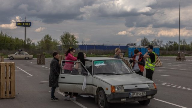 <p>
	Бягащи от Мариопул украинци пристигат на сборния пункт в Запорожие. <em>Снимка:&nbsp;&nbsp;EPA/ROMAN PILIPEY</em></p>
